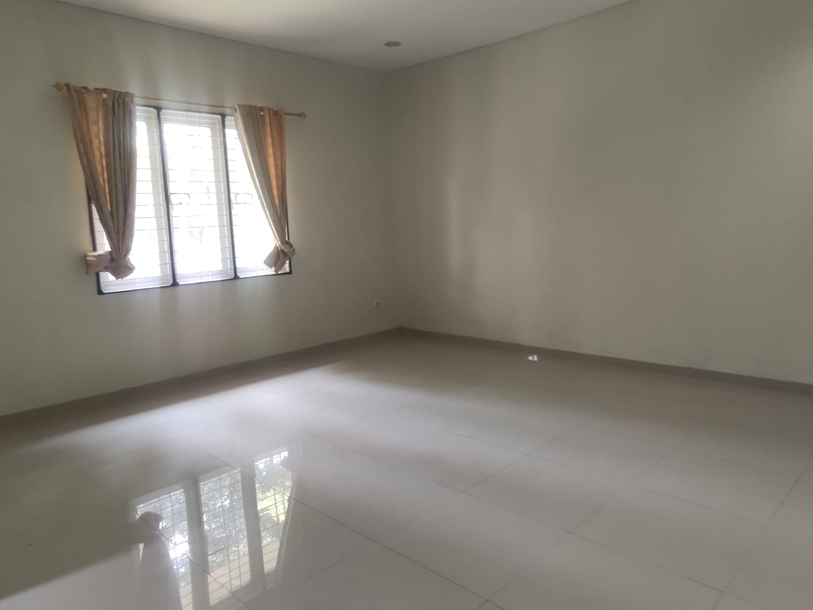 Disewakan Rumah di Taman Napoli Lippo Cikarang